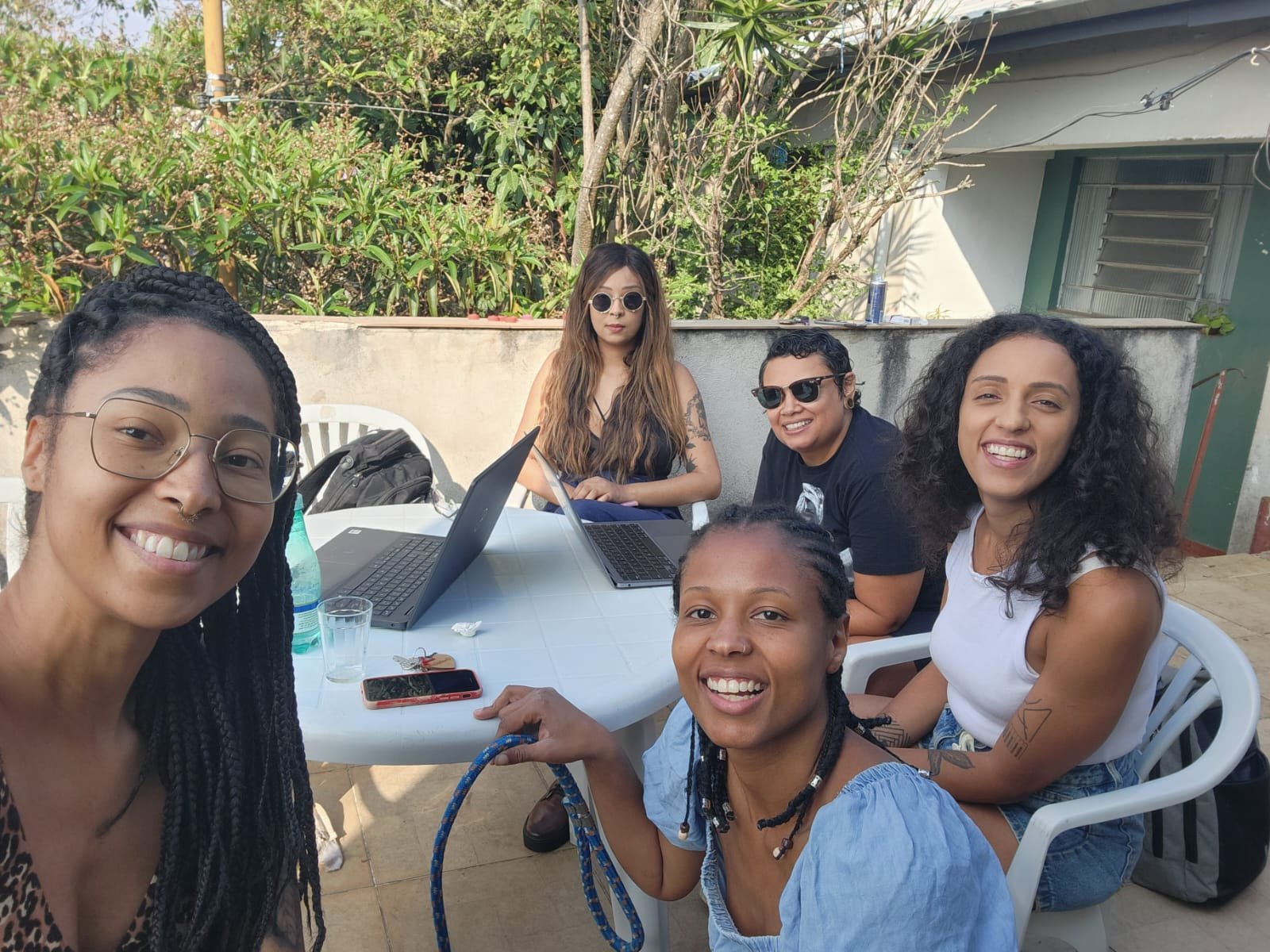 Foto de uma reunião do coletivo na imagem estão, Barbara, Beatriz, Bianca, Georgia e Maisa posando para a foto.