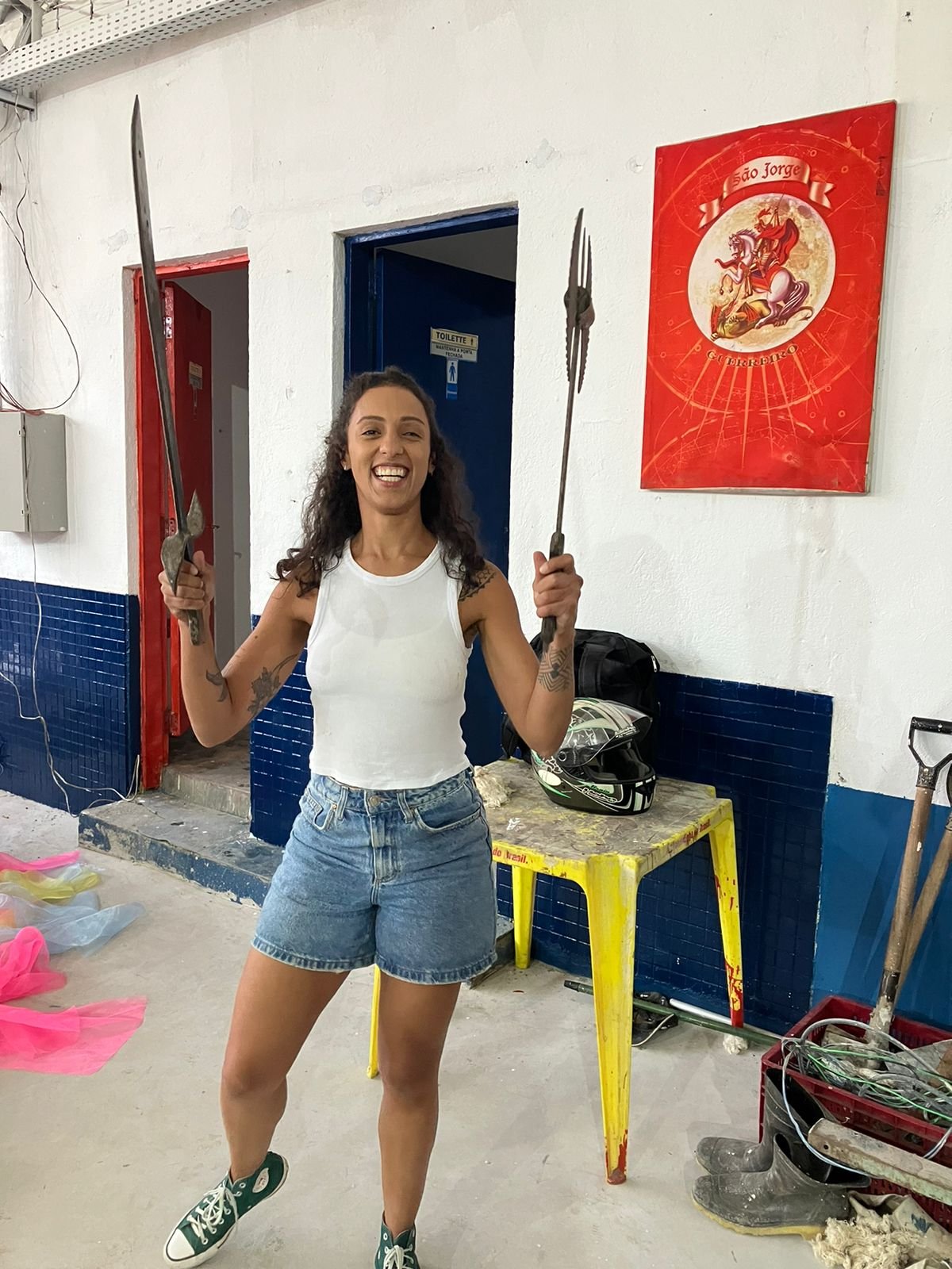 Imagem da Beatriz posando para foto com adereços da escola de samba