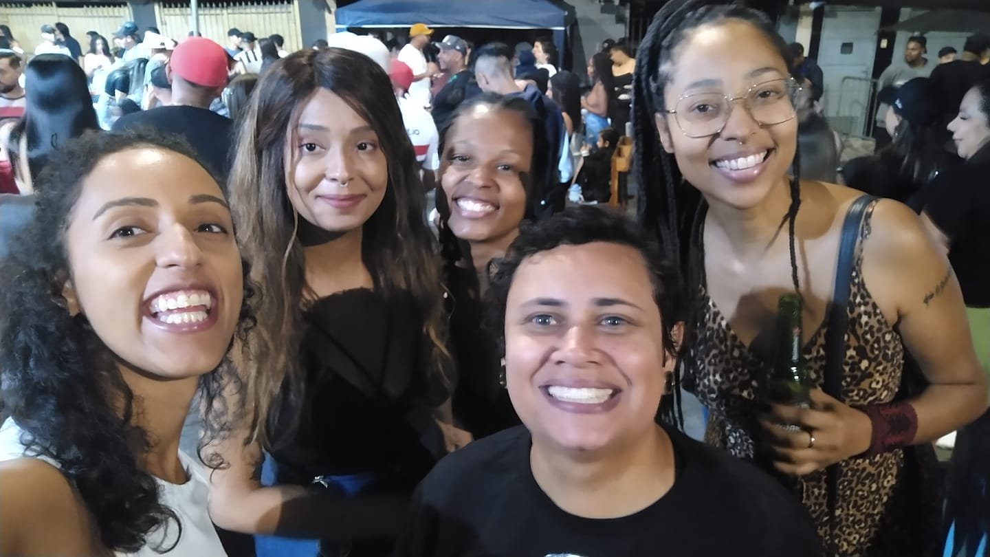 Imagem das integrantes do coletivo posando para foto
