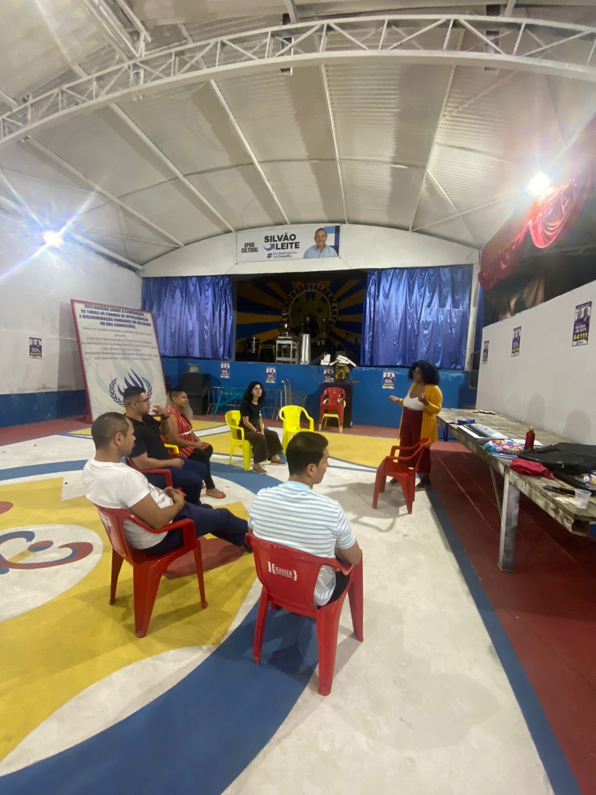 Imagem de pessoas sentadas na aula de canto