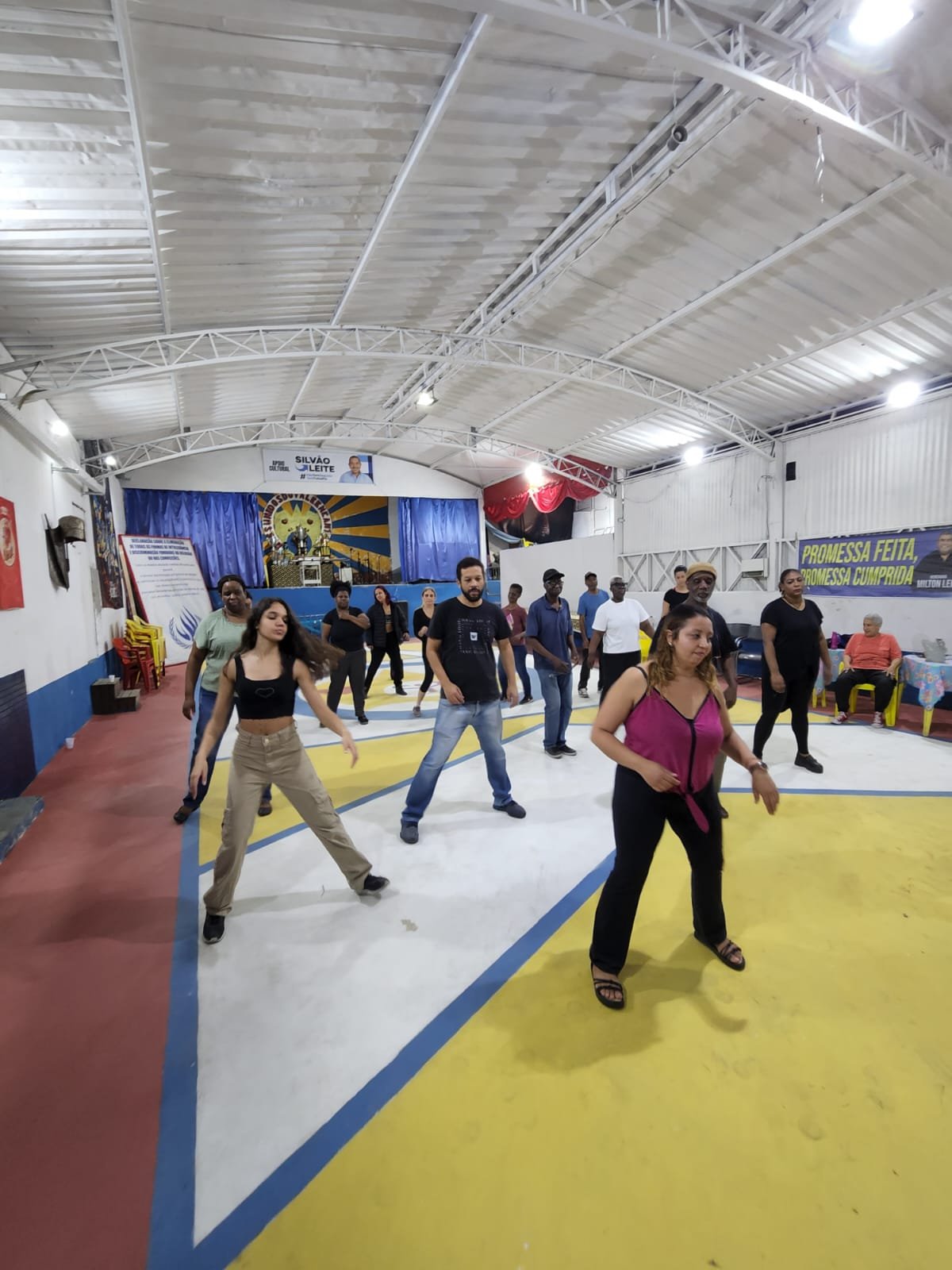 Imagem da oficina de samba rock, pessoas dançando na quadra da escola GRES Unidos do Vale encantado