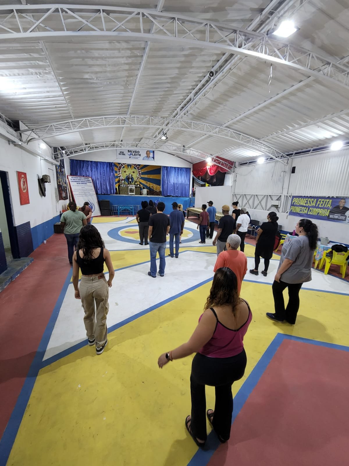 Imagem da oficina de samba rock, pessoas dançando na quadra da escola GRES Unidos do Vale encantado