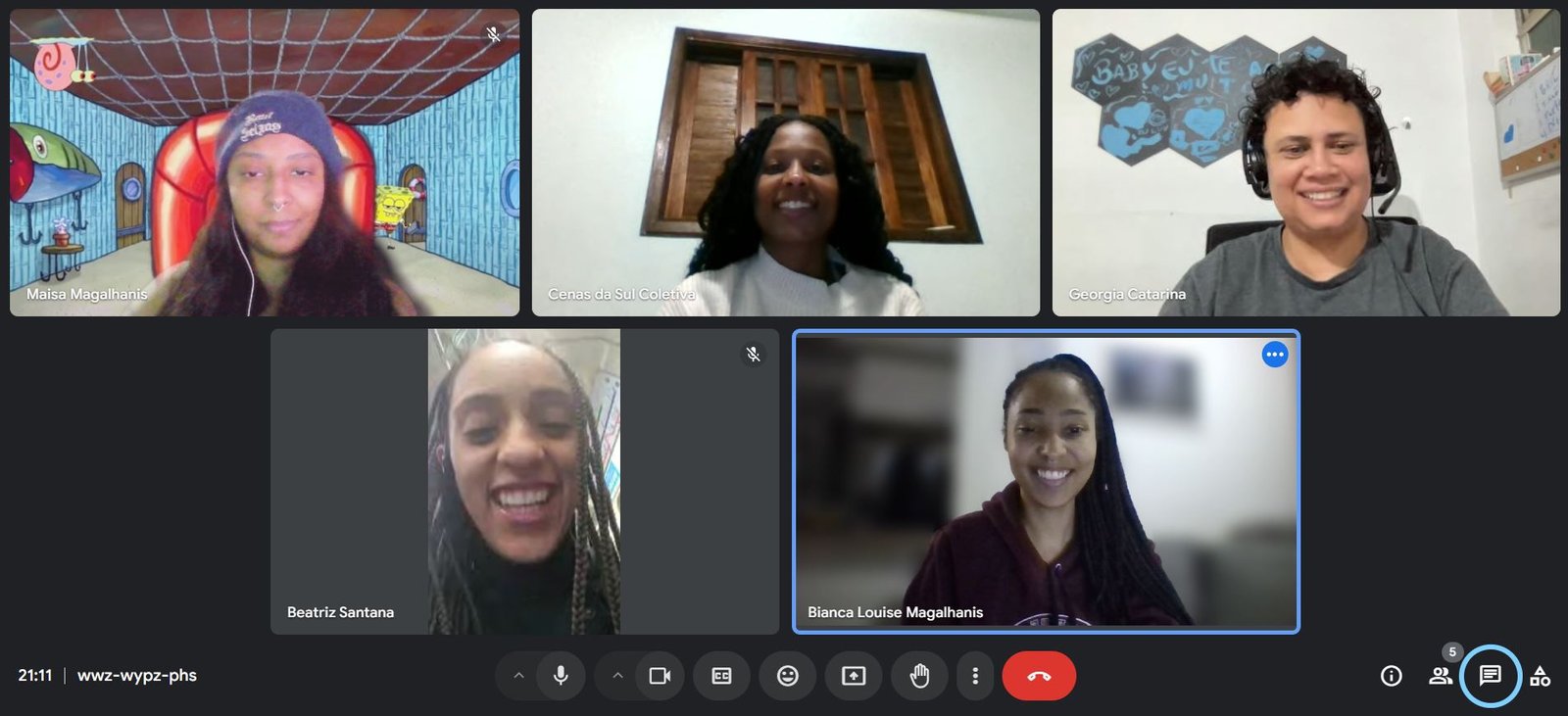 Print de uma reunião do coletivo na imagem estão, Barbara, Beatriz, Bianca, Georgia e Maisa posando para o print
